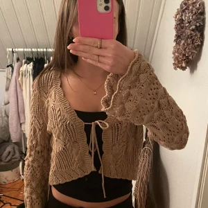 Kofta  - Fin virkad kofta från zara med utsvängda armar. Koftan är aldrig använd så den är i super bra skick.🤩😍  Köparen står för frakten.💗