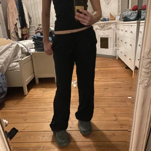Linnebyxor  - Lågmidjade svarta linnebyxor från hm. Ja på bilden är 165💞
