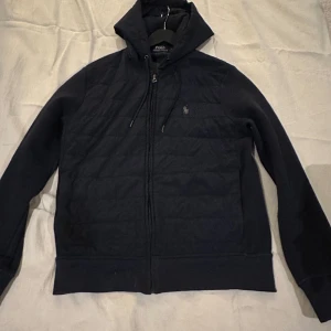 polo ralph lauren jacka. - Äkta vara Kvalite:9av10 Ny pris: 2250 sek. Mitt pris: 550 sek. 