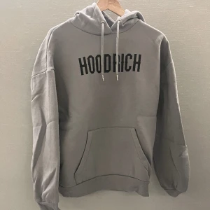 Hoodrich  - Säljer denna hoodrich som är använd ca 4 gånger. Inga defekter! Stl xs men är stor i stl! Köptes för 600 på jd. Hör av dig vid frågor🤝