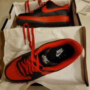 Nike air force 1 custom made - Nike air force 1. Helt nya i kartong ej använda. Fick dom julklapp o när sommaren kom  o jag skulle använda dom var dom för små. Köptes nya för 1600kr säljes nu för endast 700kr. 