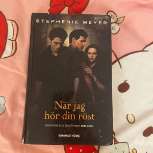 twilight när jag hör din röst  - som du kan se finns det defekter och märken men innehållet är samma och funkar helt perfekt att läsa 