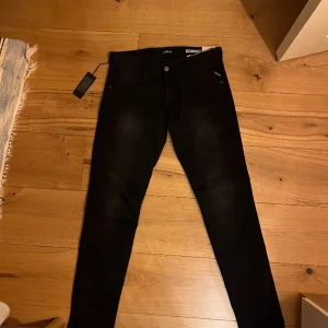Replay jeans - Säljer ett par splitternya replay anbass jeans i storlek W30 L32  Nypris 1500kr
