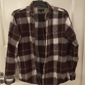 Vinröd flanellskjorta från dressman säljs då den inte används. Har blivit använd Max 3 gånger 