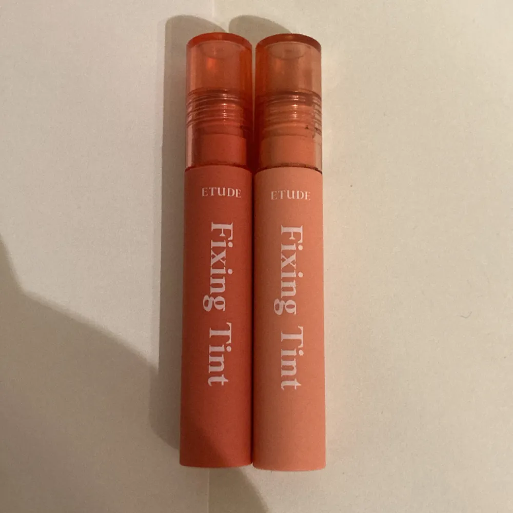 Säljer 2 lip tints från k-beauty märket etude i färgerna mellow peach och vintage red. Endast testade då jag inte gillade hur de såg ut på mig. 100kr för båda, 70kr/st. Skönhet.