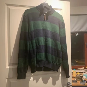 Oversized tröja med krage - Bra skick! Krage med dragkedja. Oversized fit