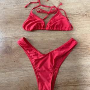 Röd bikini i storlek S. Trosan S/M, osäker då lappen är bortklippt 