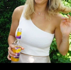 Croptop från Gina Tricot - One shoulder Croptop från Gina Tricot, vit och ribbad. Använd men bra skick!