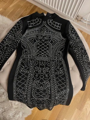 Klänning  - Oanvänd  Finns i ett djur och rökfritt hem 