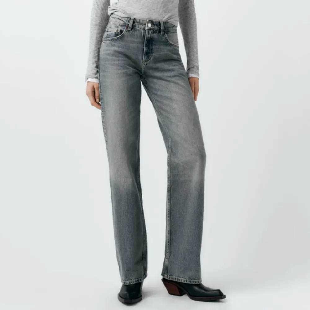 Helt oanvända blå/grå jeans som är långa i benen från zara. Säljer då dom inte passade. Köpta för 400 säljer för 200+frakt . Jeans & Byxor.