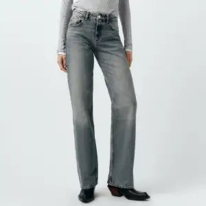 Helt oanvända blå/grå jeans som är långa i benen från zara. Säljer då dom inte passade. Köpta för 400 säljer för 200+frakt 