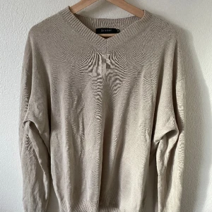 Beige sweater - Mjuk och skön sweater i lite tunnare stickat material. 