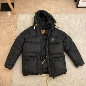 Fjällräven Expedition - Säljer nu min fjällräven expedition jacka, den är sparsamt använd och skicket är jättefint! Kan skicka fler bilder om det önskas 😇 Den är storlek S men passar också som M beroende på hur man vill att den ska sitta! 