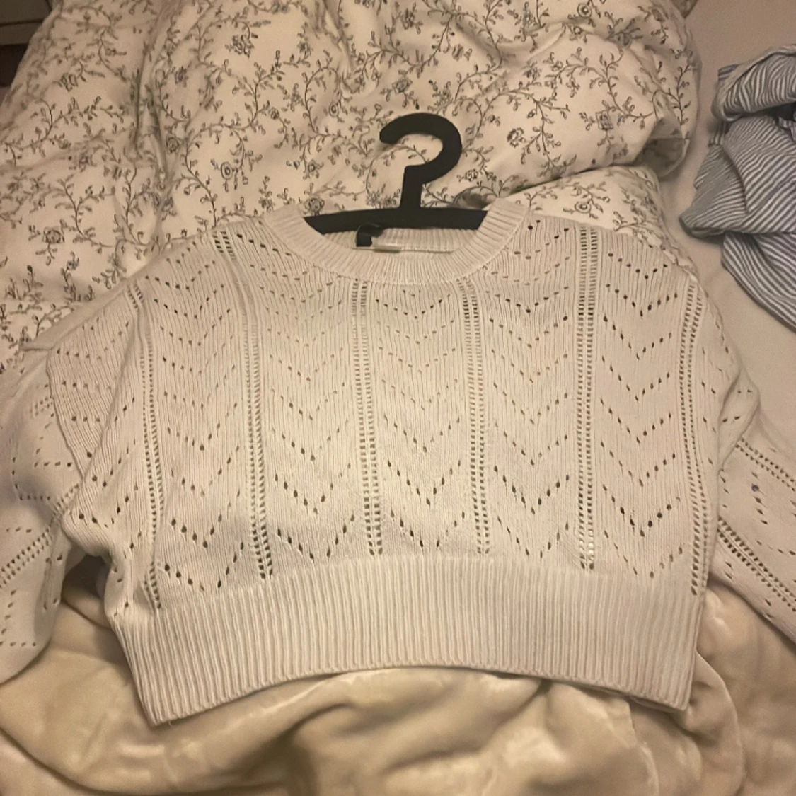 En vit croppad tröja