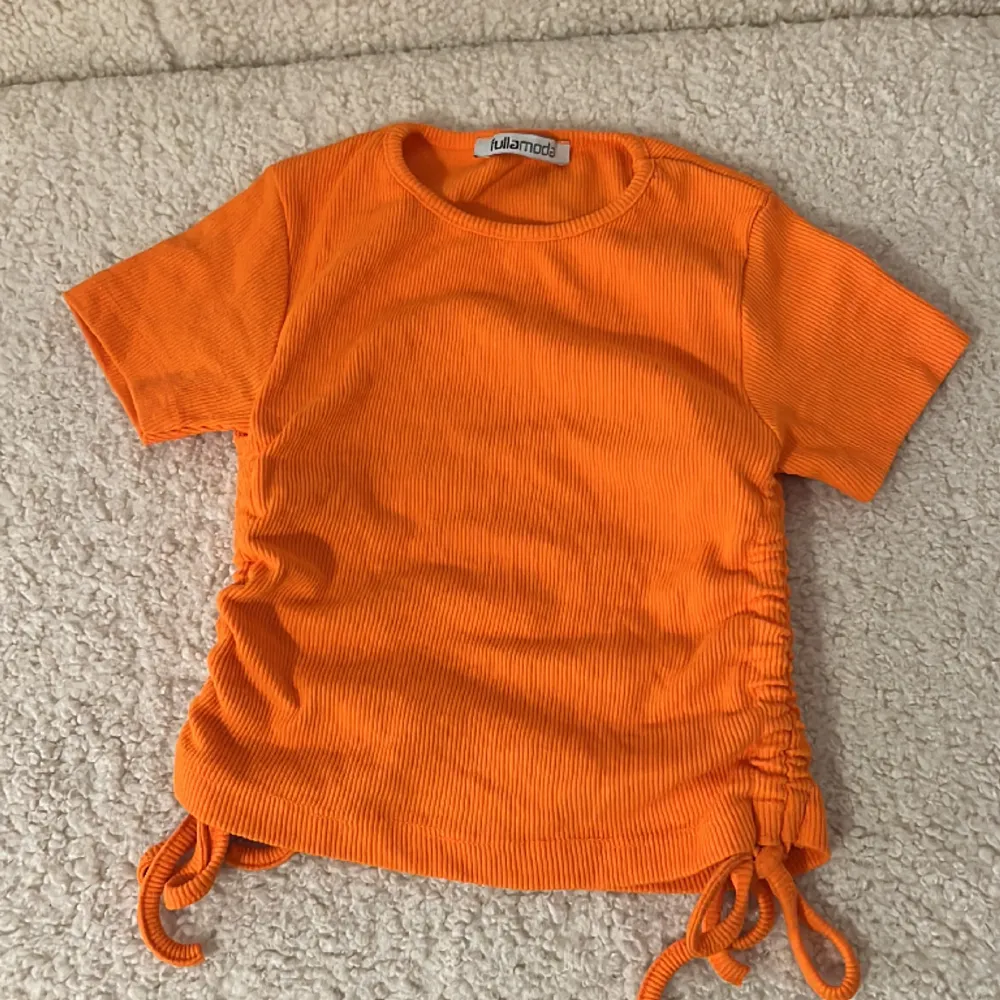 Orange tshirt/topp från new yorker som aldrig använts💓 det står inte vilken storlek den är men jag skulle gissa på xs/s🫶. T-shirts.