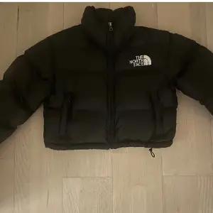 The North face puffer jacka i jättefint skick, som ny. Endast använd en säsong, storlek S. Nypris 3600. Skriv för fler bilder eller om ni har frågor.