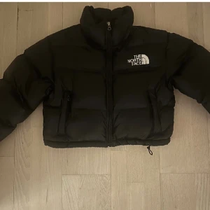 The North face puffer jacket  - The North face puffer jacka i jättefint skick, som ny. Endast använd en säsong, storlek S. Nypris 3600. Skriv för fler bilder eller om ni har frågor.