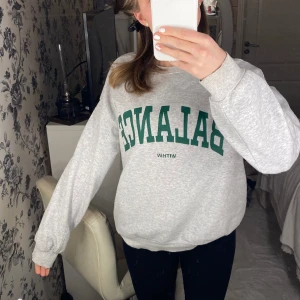 Grå sweatshirt  - Säljer denna fina sweatshirt som är använd med i ett bra skick💞