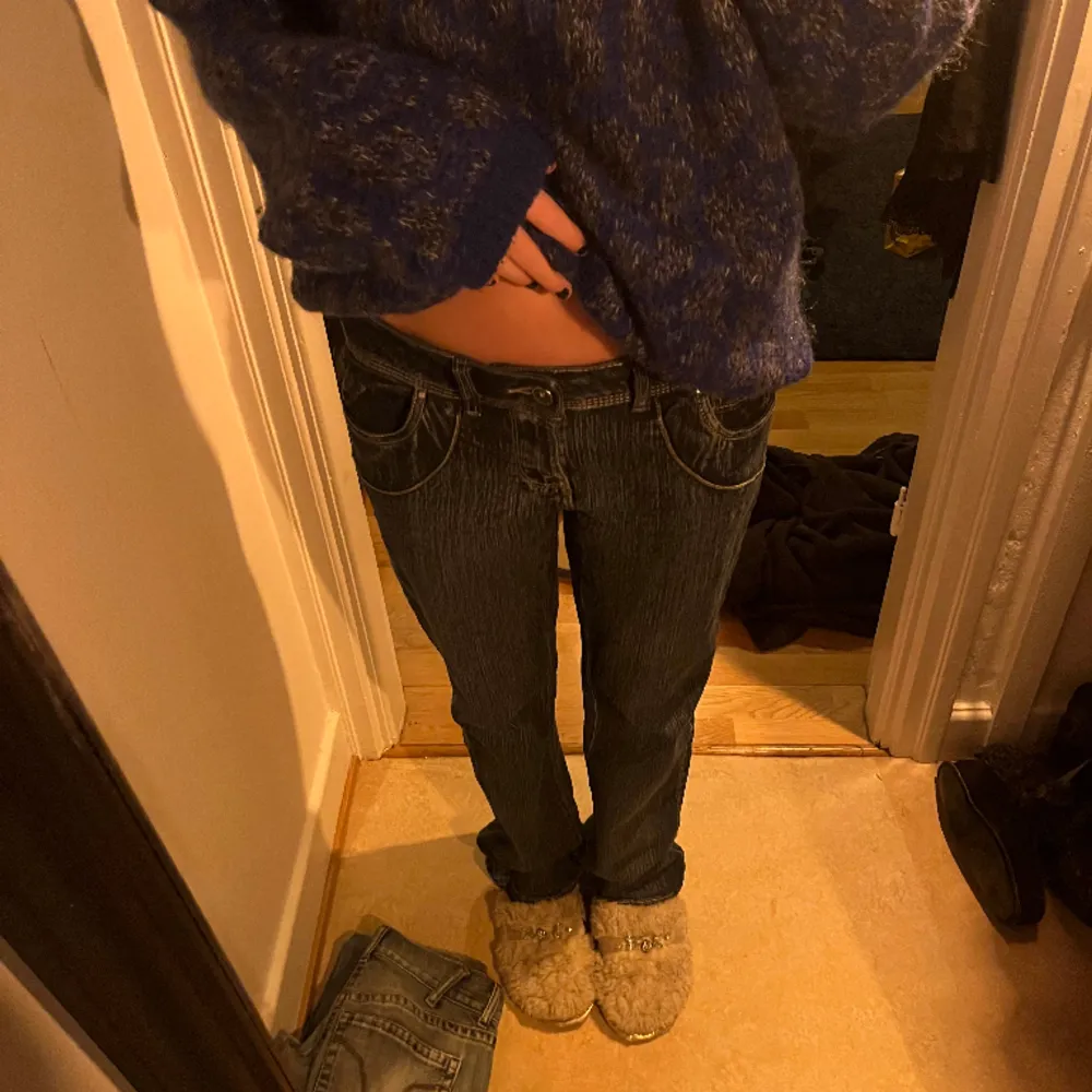 Lite mörkare lågmidjade raka/bootcut jeans helt oanvända! . Jeans & Byxor.