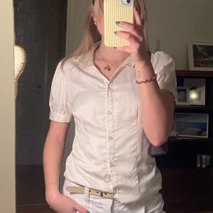 Vit kortärmad blus - Så fin! Från gamla hm i cremevit. 