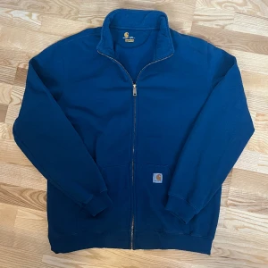 Carhartt halfzip - Charhartt halfzip i fint skick. Köpte den vintage men är lite för stor för mig så säljer vidare. Skicka dm om du vill ha fler bilder eller någon fråga! 