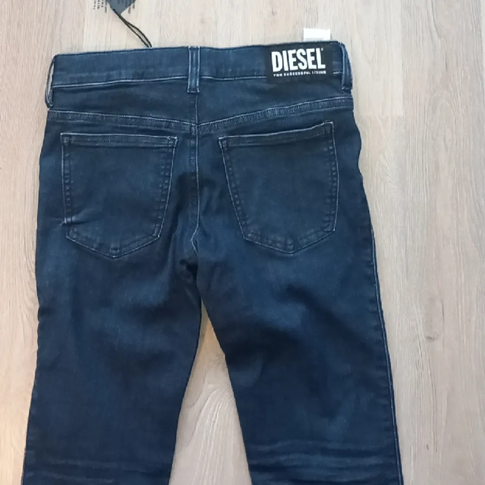 Helt nya diesel slim jeans med lapp. Lite stora i storleken jag skulle kalla den 164-170. Det är inte samma som de på annonsen innan eftersom att man kan se på produkt nummret att det är olika. Köpta för 1199. Pris kan diskuteras.. Jeans & Byxor.