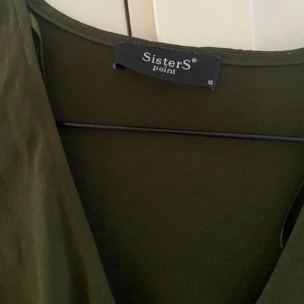Säljer denna snygga blusen! Strl XS! 🤩Från Sisters Point! . Blusar.