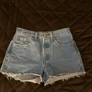 Säljer dessa Levis jeans shorts, modellen heter 501 original shorts i färgen ojal light stone. Knappt använda och inga defekter.