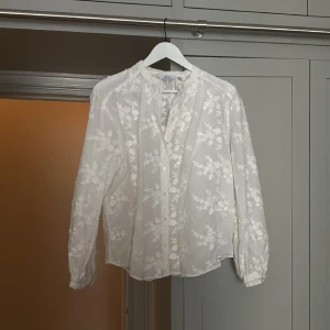 Blus - Blommig broderad blus/skjorta.