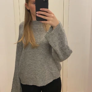 Grå stickad tröja - Säljer denna fina gråa stickade tröja från lager 157. Är i storlek xs men passar också s.