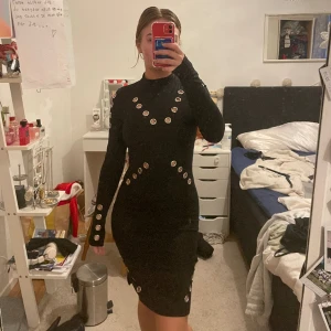 Klänning - Köpt secondhand men själv aldrig använt, nyårsklänning eller bara till fest. Det är hål som går genom klänningen med metallringar runt. 