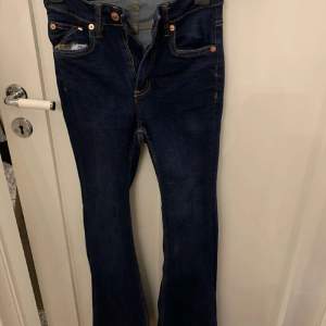 Mörkblåa bootcat jeans inga hål eller fläckar  Använd en gång