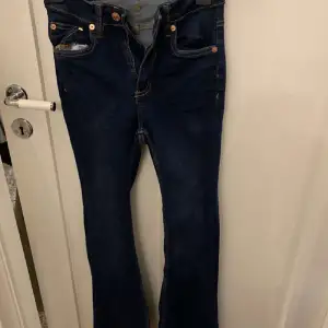 Mörkblåa bootcat jeans inga hål eller fläckar  Använd en gång