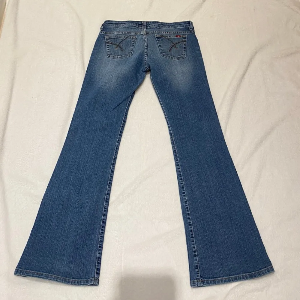 Midjemått 35cm Innerbenslängd 73cm. Kolla min profil för liknande💕. Jeans & Byxor.