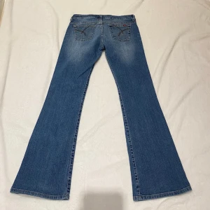 Lågmidjade bootcut jeans - Midjemått 35cm Innerbenslängd 73cm. Kolla min profil för liknande💕