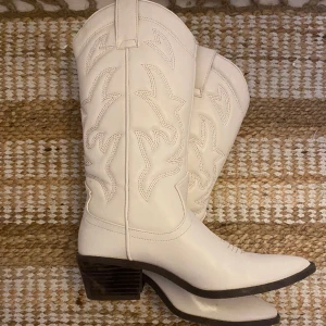 Vita cowboy boots stradivarius  - Jättefina vita cowboy boots från Stradivarius, sparsamt använda. Fler bilder finns (buda), kontakta vid frågor!🌟