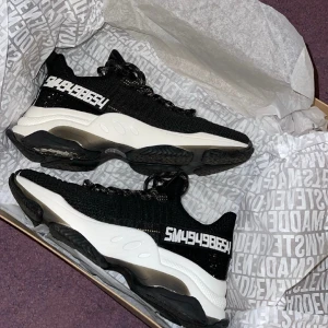 Steve Madden skor strl 36 - Jättefina skor i storlek 36. Använda bara 2 gånger och i väldigt bra skick som nya skor.  Ordinarie pris 1149kr. Köparen står för frakt! Obs! Bara seriösa köpare💕priset kan diskuteras 