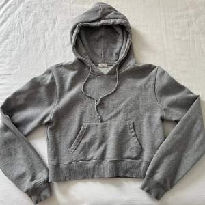 Grå cropped hoodie från Brandy Melville! Spår av användning men fortfarande fint skick💕 storlek onesize