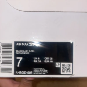 Air Max 270 NIKE - Skor i nyskick, oanvända!  Säljs pga att det är för små.  Mycket bekväma skor!  Endast seriösa köpare!