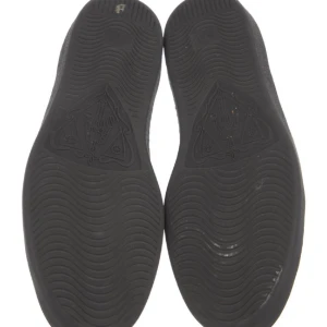 Gucci Läder Low Top Sneaker  - Storlek 42 EU  Riktigt bra sick bara lite smutsig på sulorna vid användning.   Du får med  Box och Skopåse. 