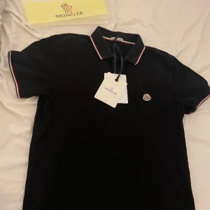 Moncler T-shirt  - Helt ny moncler T-shirt nfc-scan funkar o allt stolek m men passar även L 