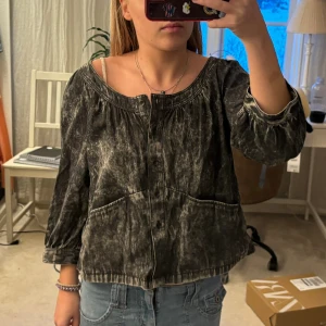 Jeanstopp  - Cool topp i jeans, går att ha öppen och stängd 