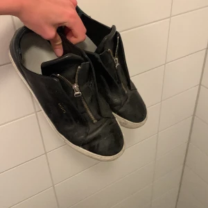 Arigatos - Sjukt snygga arigatos i ok skick. Storlek är 47 men sitter bra på mig, storlek 46. Bara skor ingår därav priset. Material är läder