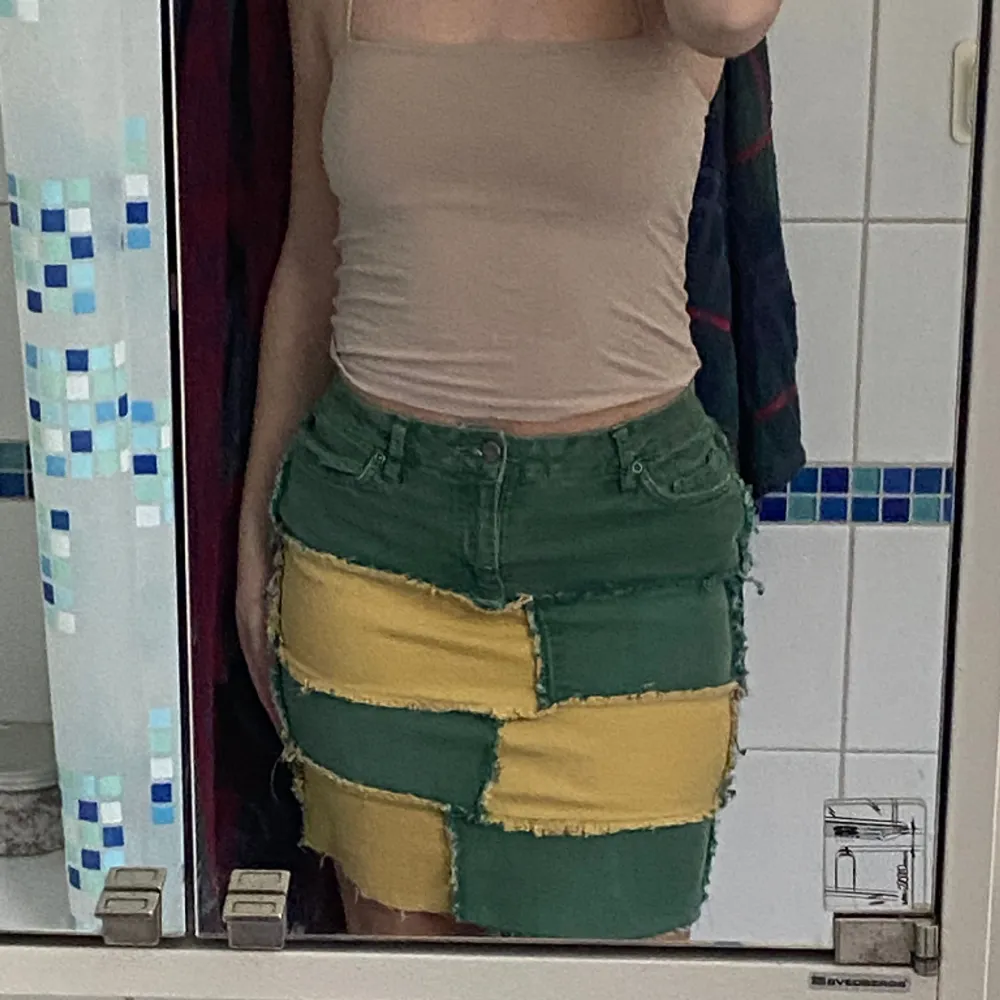 grönt patchwork kjol. Något jag har gjort under corona tiden då jag trodde jag kunde sy😂 så verkliget inte bästa kvalite. Kjolar.