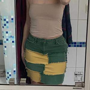 grönt patchwork kjol. Något jag har gjort under corona tiden då jag trodde jag kunde sy😂 så verkliget inte bästa kvalite
