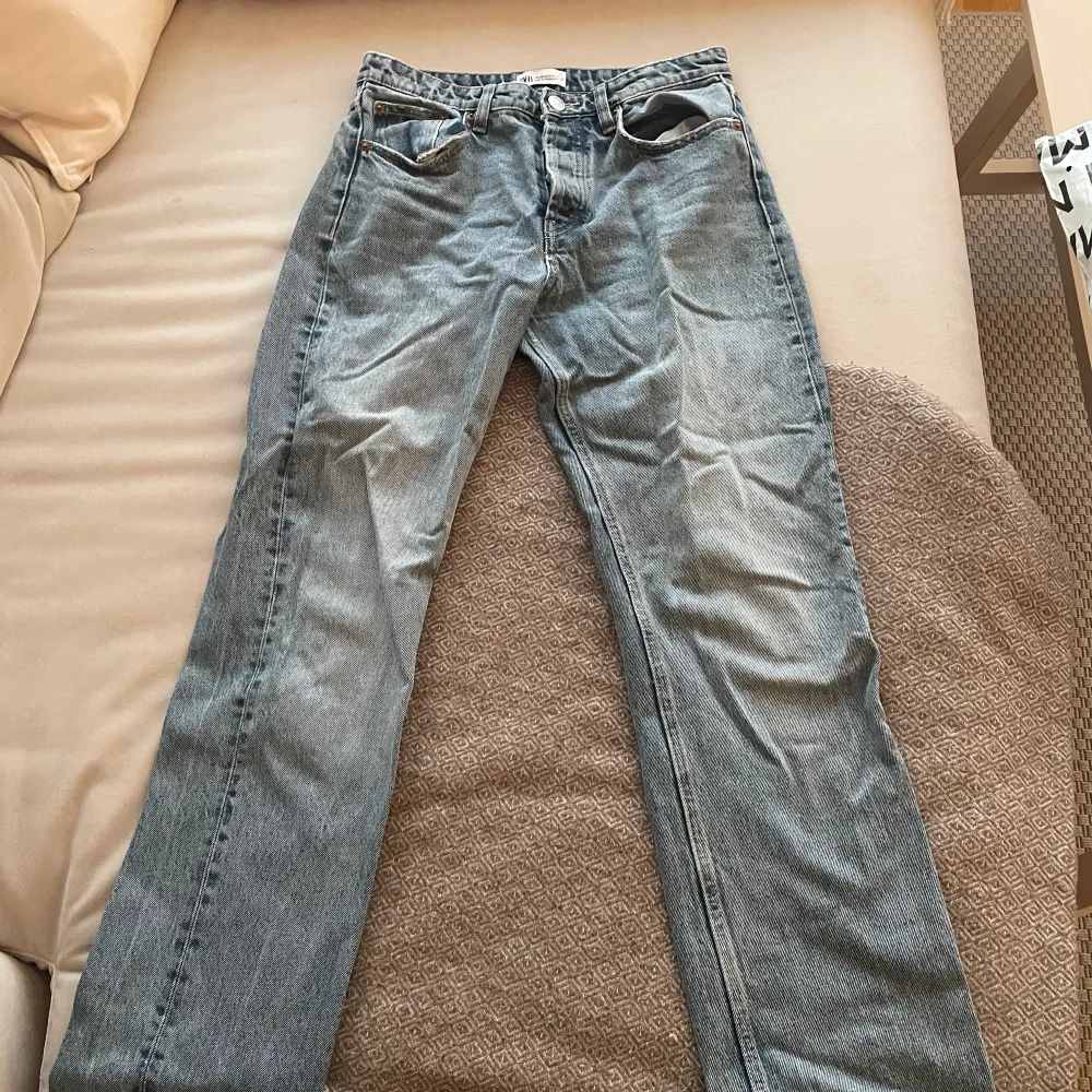 Säker dessa zara jeans som är raka och mid raise (medelhög midja). Använda men i väldigt bra skick! Det är 38 men skulle säga att det går att använda som 36 oxå.. Jeans & Byxor.