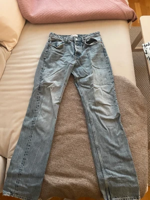 Mid raise jeans - Säker dessa zara jeans som är raka och mid raise (medelhög midja). Använda men i väldigt bra skick! Det är 38 men skulle säga att det går att använda som 36 oxå.