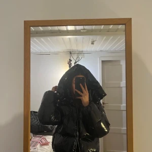 Tommy Hilfiger puffer jacket - XXS/ 32/ 4   Passer også en Xs og smal. Helt ny uden kvittering, ny pris var 2500 DKK. Rigtig varm, vindtæt og vandtæt. Tyk overflade, farven er mørk navy blå. Skriv for flere billeder. Åben for bud😊