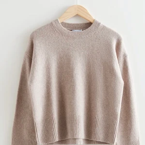 Stickad tröja  - Säljer min super fina stickade tröja från  & other stories. Nypris 550 kr. Tröjan är i gott skick. Skriv för fler bilder💕💕