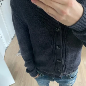 Ett stickat tröja  - En stickat tröja storlek large massa dutti 